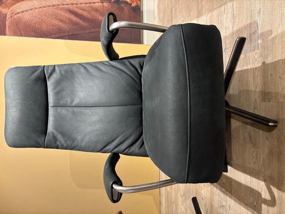 Foto's Meubelwinkel Prominent Almere | Relaxstoelen | Sta-op stoelen | Banken