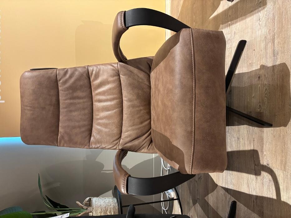 Foto's Meubelwinkel Prominent Almere | Relaxstoelen | Sta-op stoelen | Banken