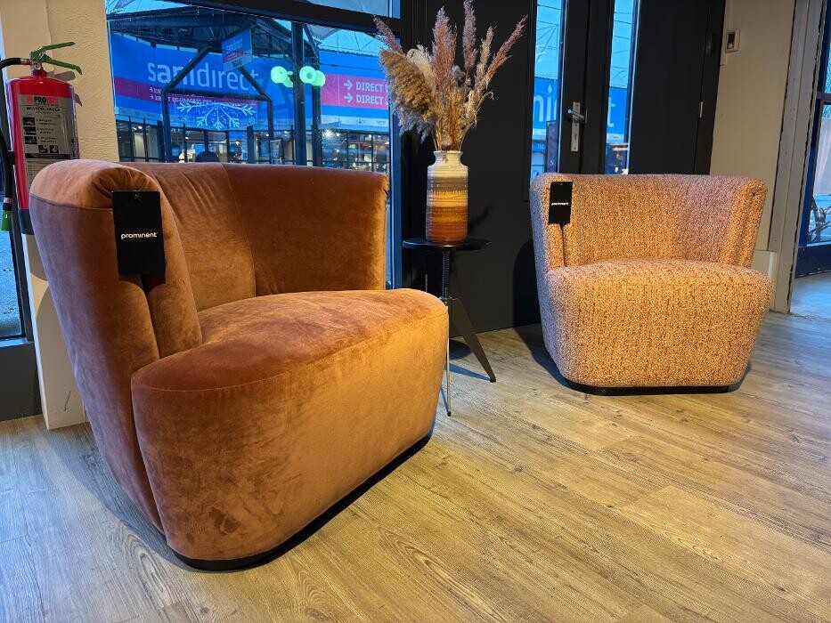 Foto's Meubelwinkel Prominent Almere | Relaxstoelen | Sta-op stoelen | Banken