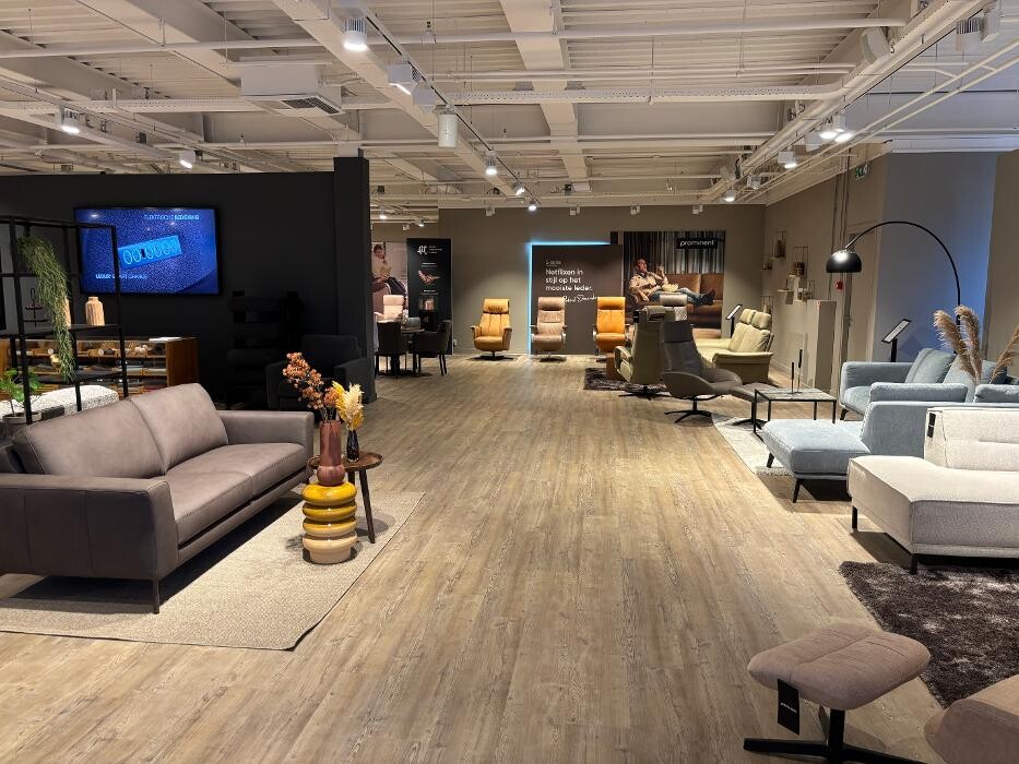 Foto's Meubelwinkel Prominent Almere | Relaxstoelen | Sta-op stoelen | Banken