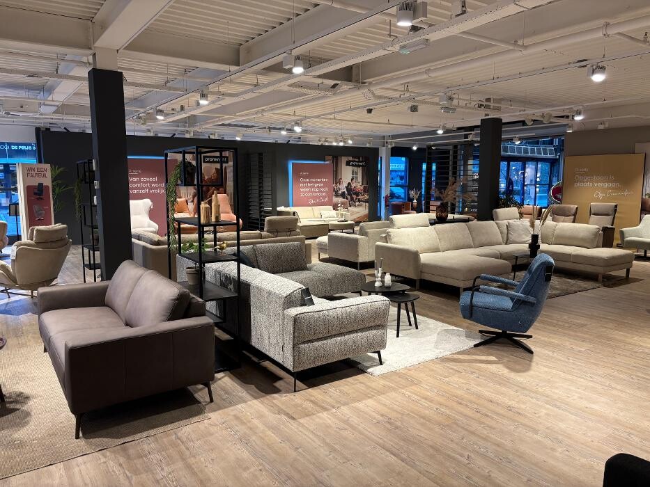 Foto's Meubelwinkel Prominent Almere | Relaxstoelen | Sta-op stoelen | Banken