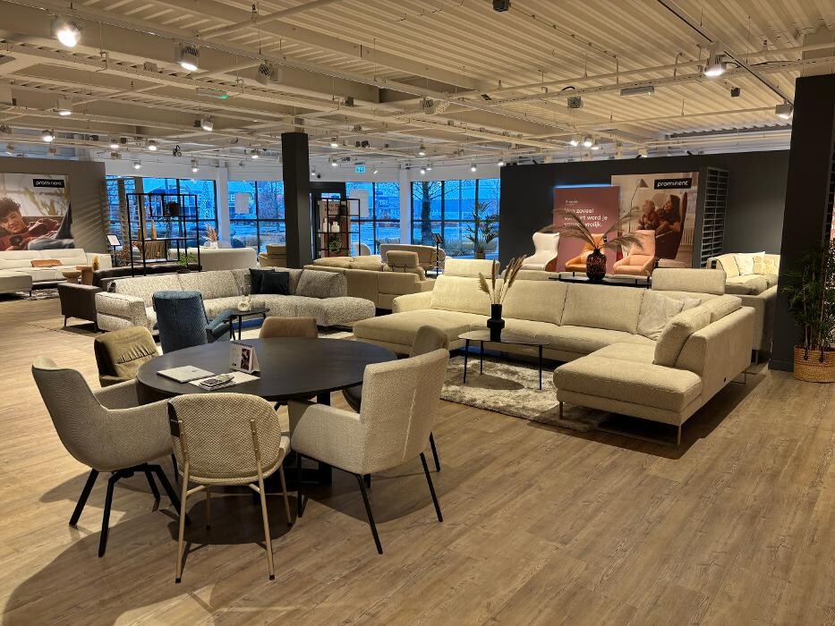 Foto's Meubelwinkel Prominent Almere | Relaxstoelen | Sta-op stoelen | Banken