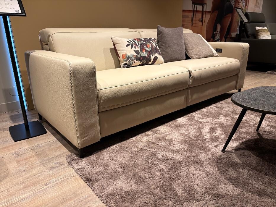 Foto's Meubelwinkel Prominent Almere | Relaxstoelen | Sta-op stoelen | Banken