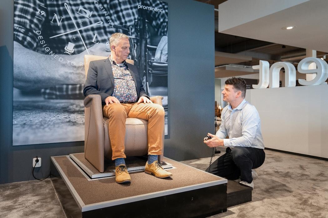 Foto's Meubelwinkel Prominent Best | Relaxstoelen | Sta-op stoelen | Banken