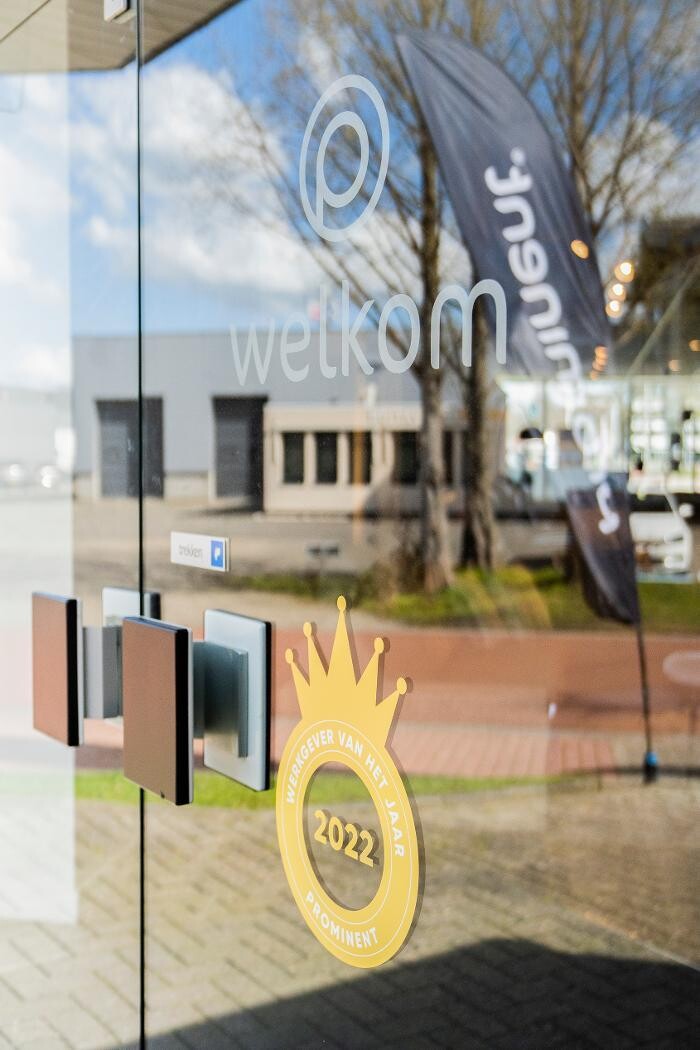 Foto's Meubelwinkel Prominent Hengelo | Relaxstoelen | Sta-op stoelen | Banken