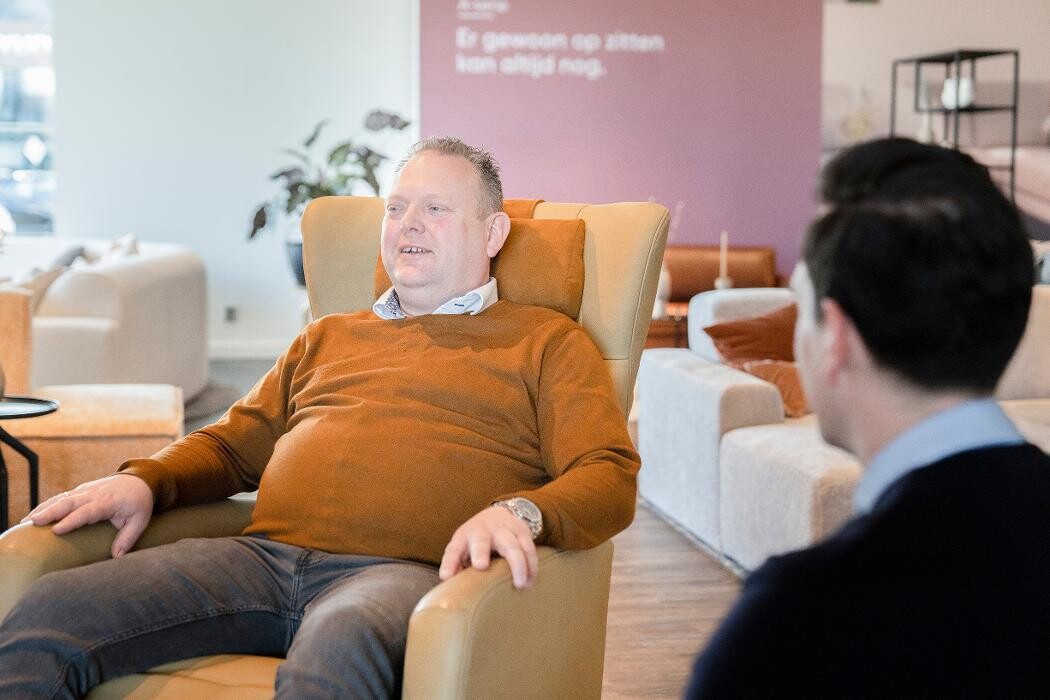 Foto's Meubelwinkel Prominent Hengelo | Relaxstoelen | Sta-op stoelen | Banken
