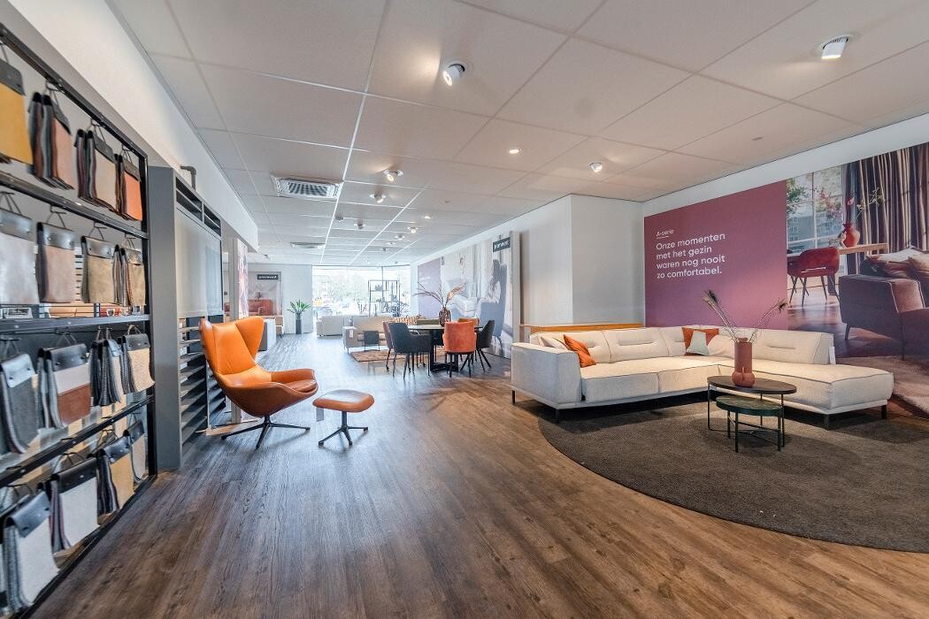 Foto's Meubelwinkel Prominent Hengelo | Relaxstoelen | Sta-op stoelen | Banken