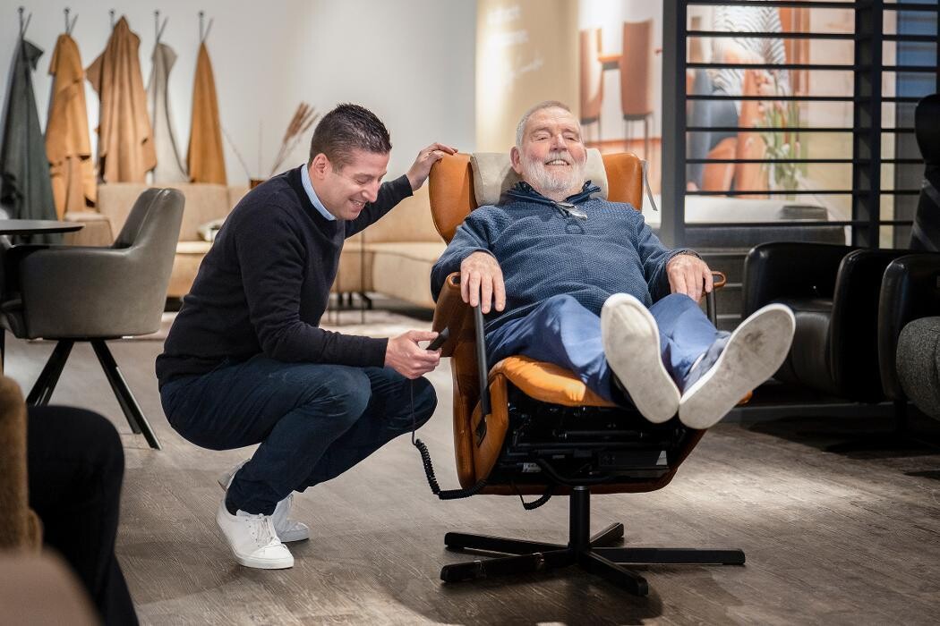 Foto's Meubelwinkel Prominent Cruquius | Relaxstoelen | Sta-op stoelen | Banken
