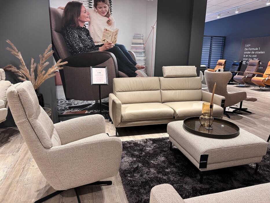Foto's Meubelwinkel Prominent Gouda | Relaxstoelen | Sta-op stoelen | Banken