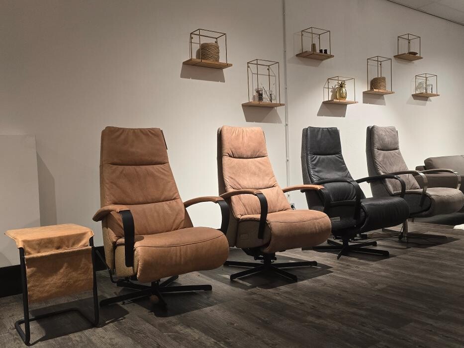 Foto's Meubelwinkel Prominent Uden | Relaxstoelen | Sta-op stoelen | Banken