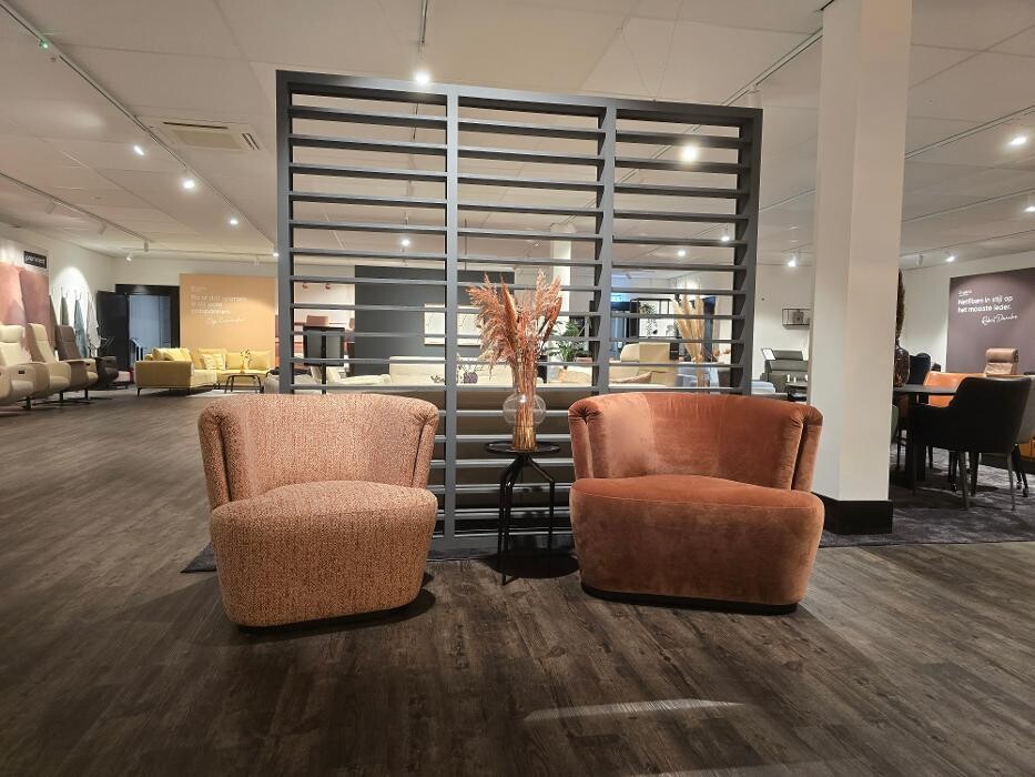 Foto's Meubelwinkel Prominent Uden | Relaxstoelen | Sta-op stoelen | Banken