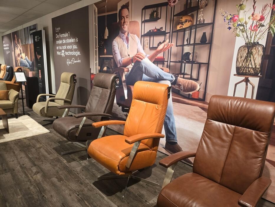 Foto's Meubelwinkel Prominent Uden | Relaxstoelen | Sta-op stoelen | Banken