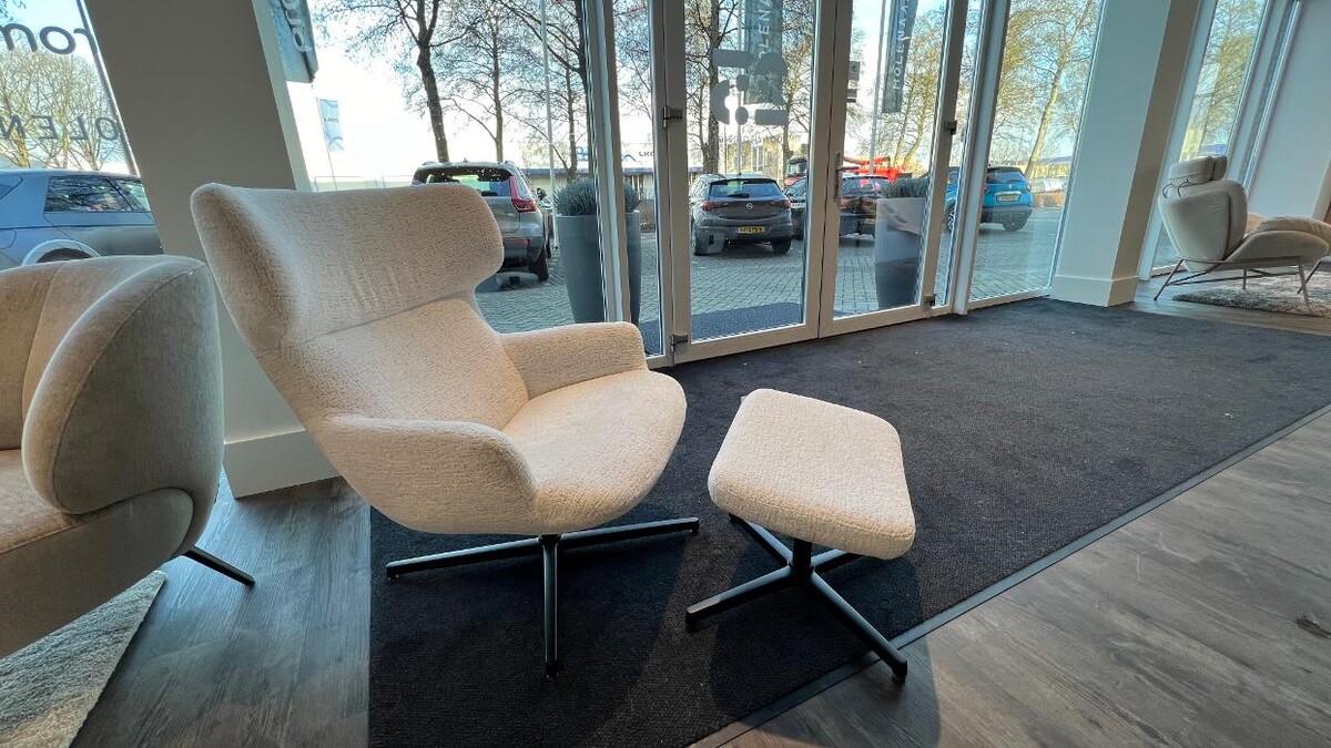 Foto's Meubelwinkel Prominent Katwijk | Relaxstoelen | Sta-op stoelen | Banken