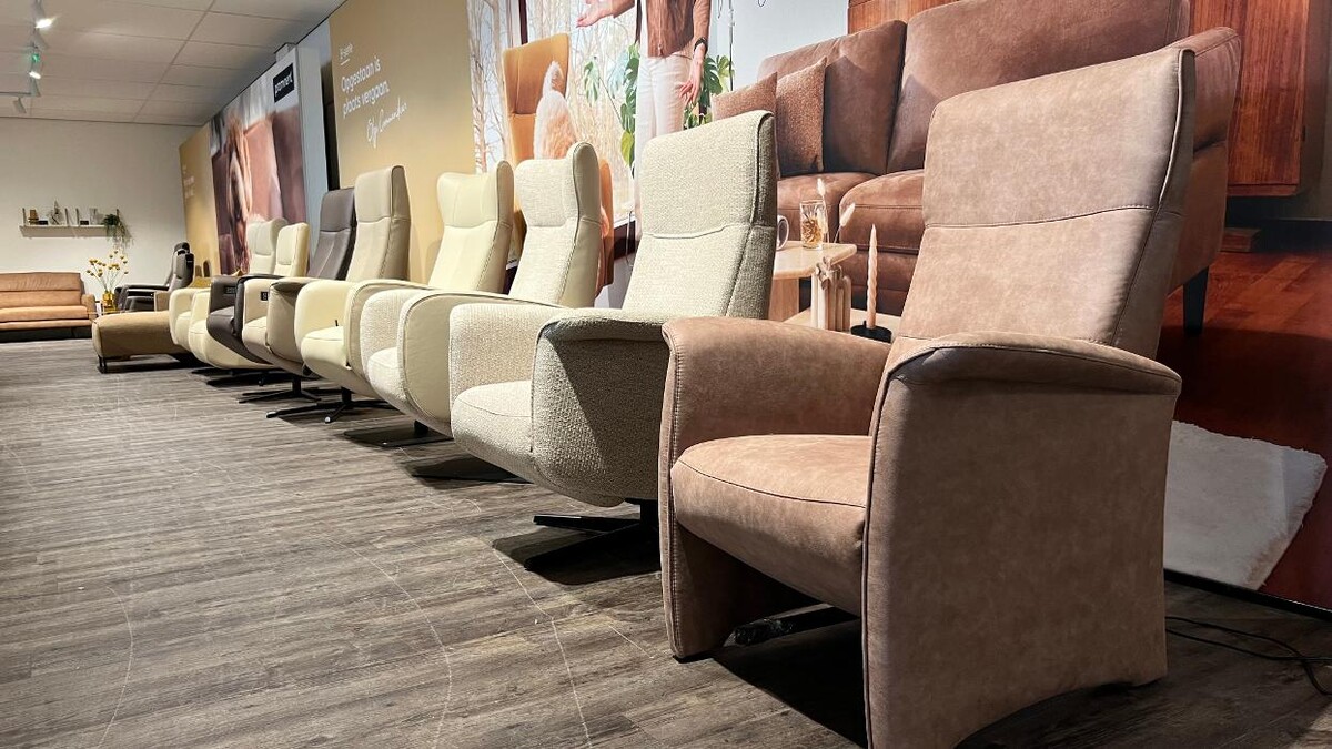 Foto's Meubelwinkel Prominent Katwijk | Relaxstoelen | Sta-op stoelen | Banken