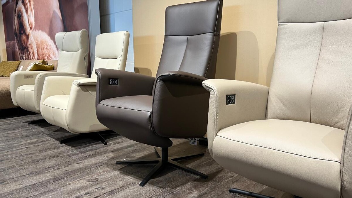 Foto's Meubelwinkel Prominent Katwijk | Relaxstoelen | Sta-op stoelen | Banken