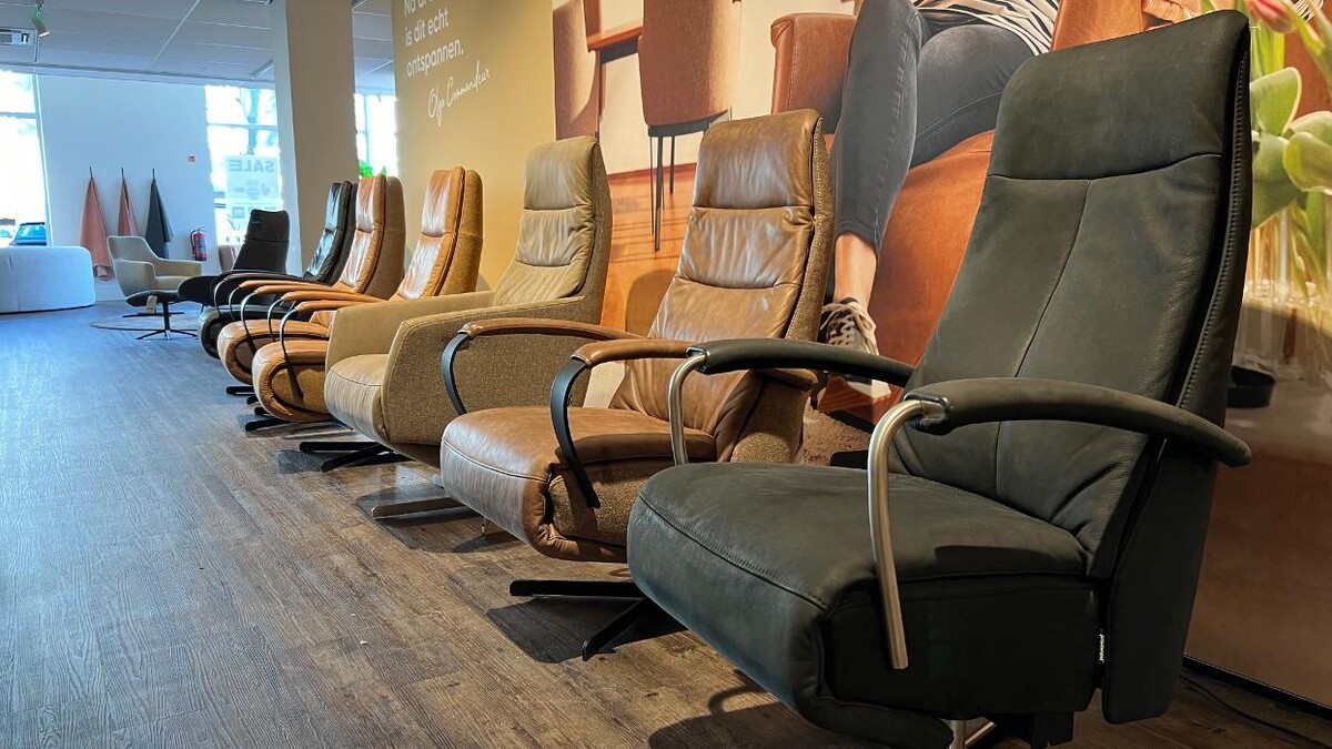 Foto's Meubelwinkel Prominent Katwijk | Relaxstoelen | Sta-op stoelen | Banken