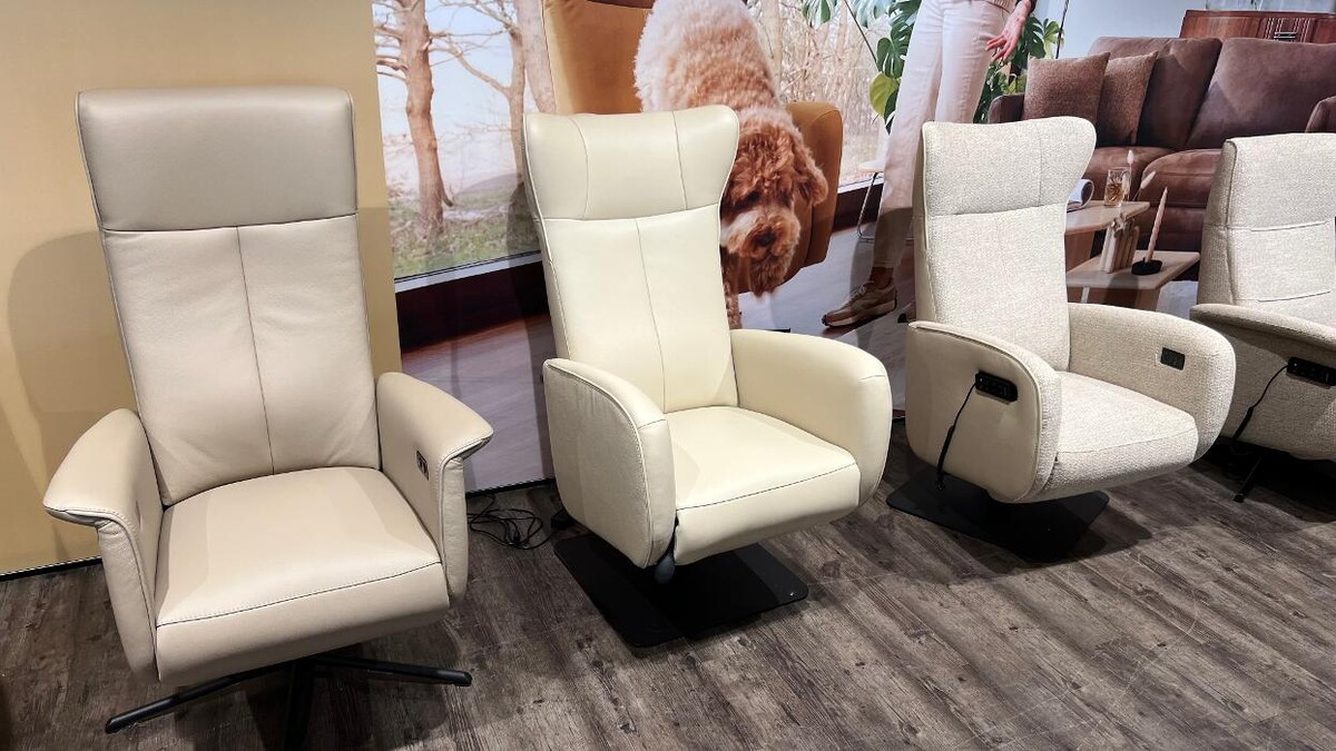 Foto's Meubelwinkel Prominent Katwijk | Relaxstoelen | Sta-op stoelen | Banken