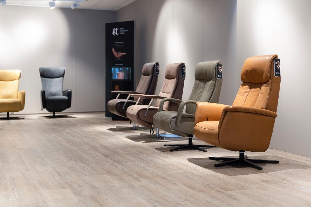 Foto's Meubelwinkel Prominent Roermond | Relaxstoelen | Sta-op stoelen | Banken