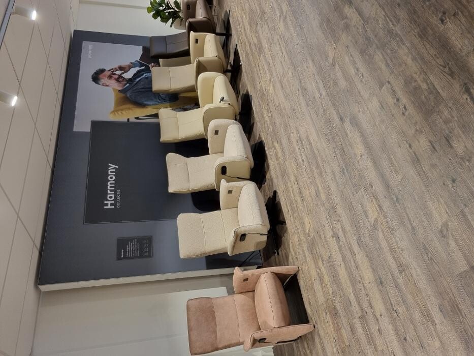 Foto's Meubelwinkel Prominent Emmen | Relaxstoelen | Sta-op stoelen | Banken
