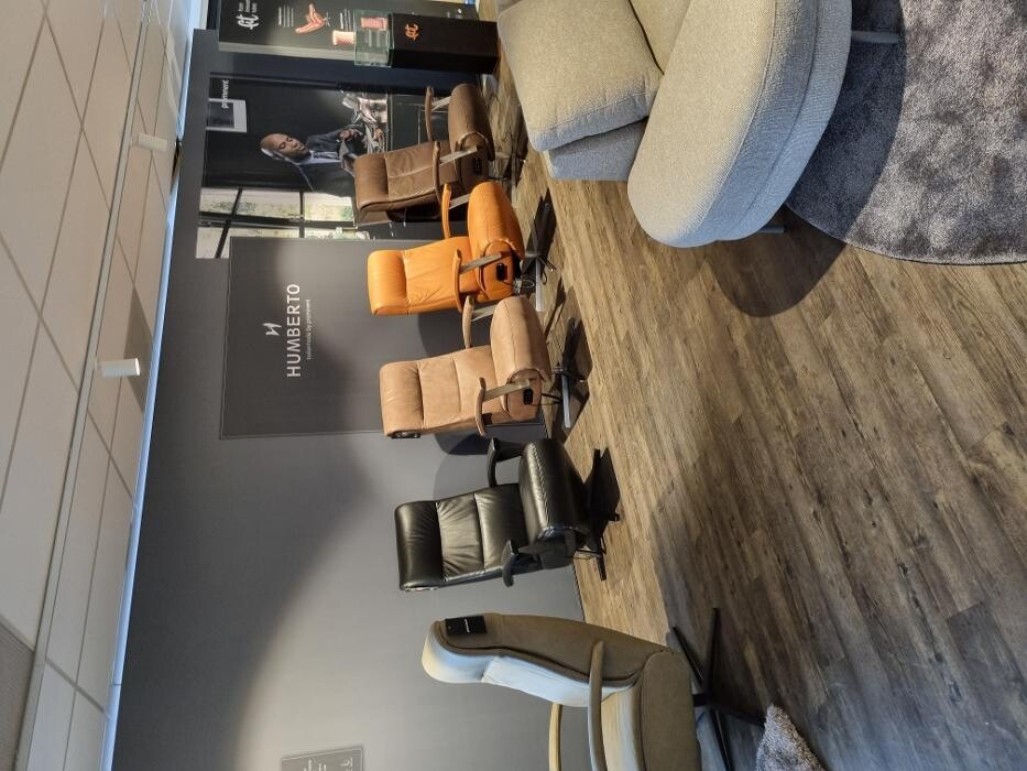Foto's Meubelwinkel Prominent Emmen | Relaxstoelen | Sta-op stoelen | Banken