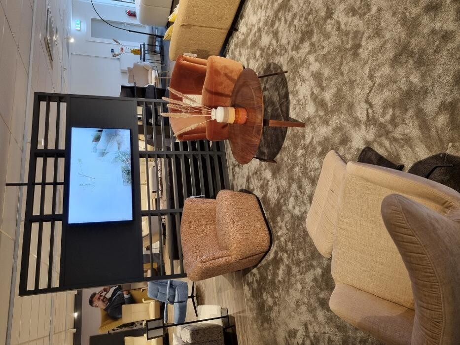 Foto's Meubelwinkel Prominent Emmen | Relaxstoelen | Sta-op stoelen | Banken