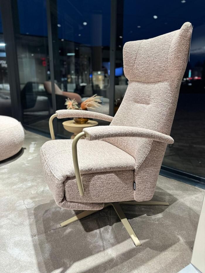 Foto's Meubelwinkel Prominent Leiderdorp | Relaxstoelen | Sta-op stoelen | Banken