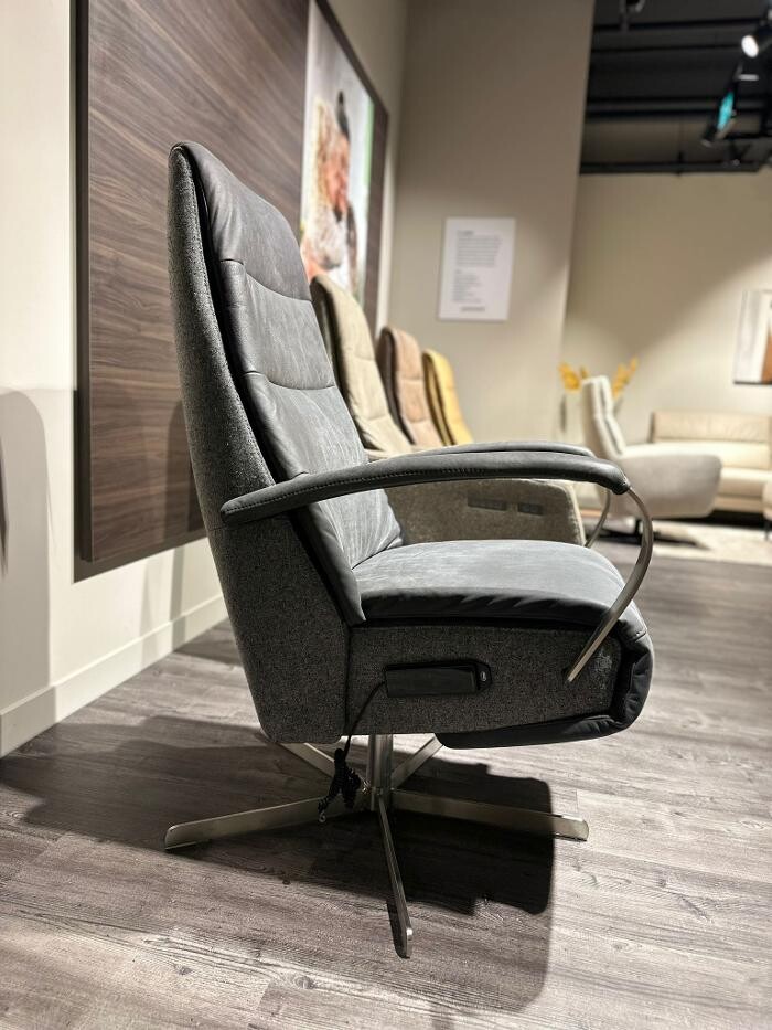 Foto's Meubelwinkel Prominent Leiderdorp | Relaxstoelen | Sta-op stoelen | Banken