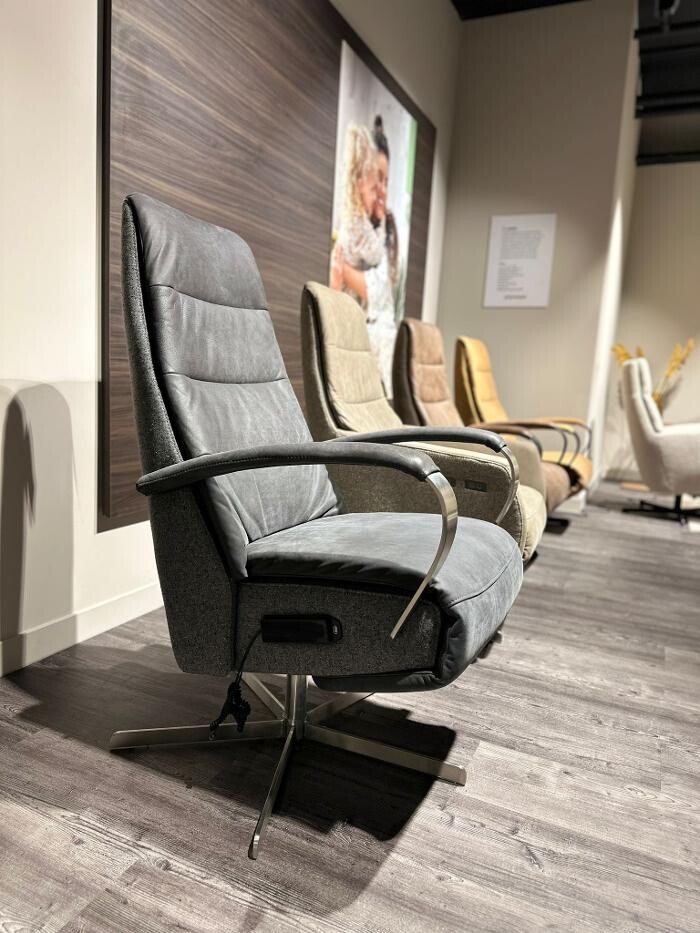 Foto's Meubelwinkel Prominent Leiderdorp | Relaxstoelen | Sta-op stoelen | Banken