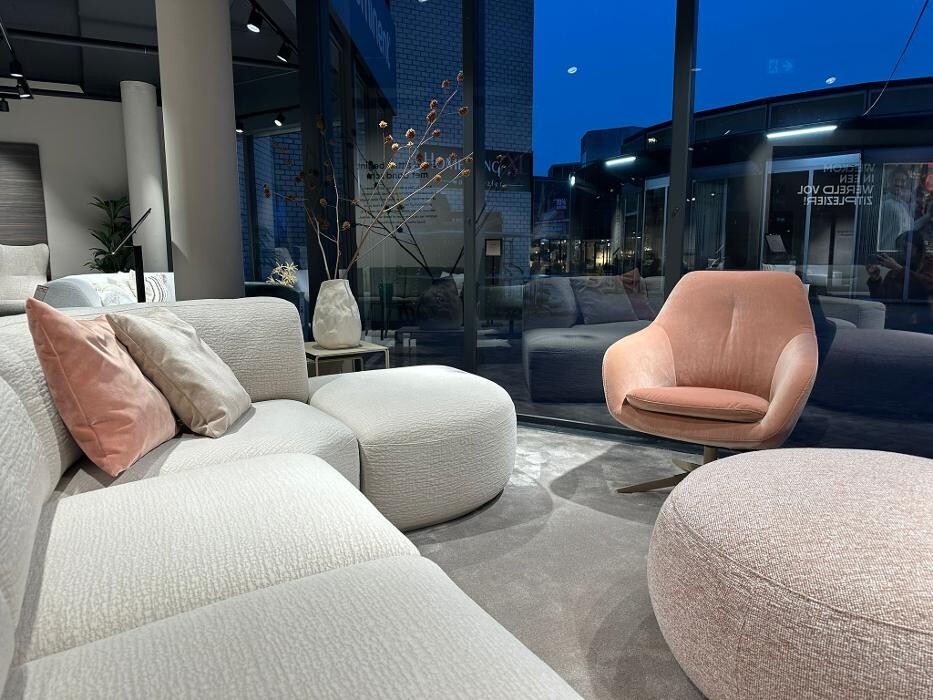 Foto's Meubelwinkel Prominent Leiderdorp | Relaxstoelen | Sta-op stoelen | Banken