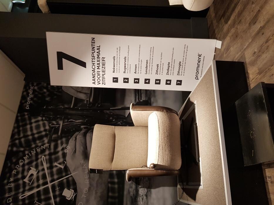 Foto's Meubelwinkel Prominent Amstelveen | Relaxstoelen | Sta-op stoelen | Banken