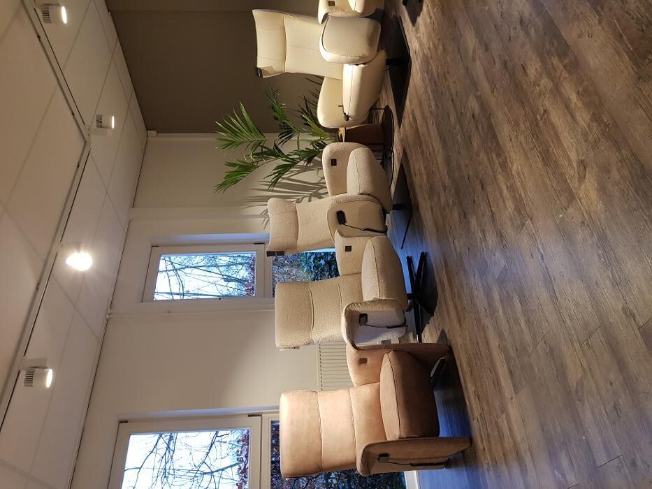 Foto's Meubelwinkel Prominent Amstelveen | Relaxstoelen | Sta-op stoelen | Banken