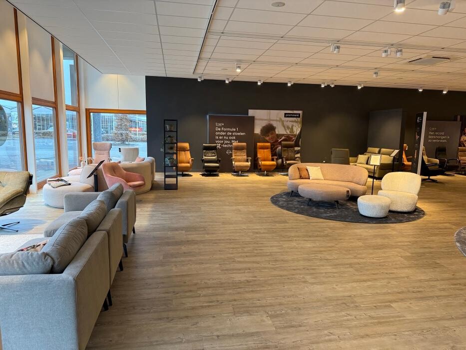 Foto's Meubelwinkel Prominent Roden | Relaxstoelen | Sta-op stoelen | Banken