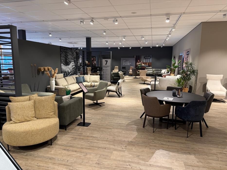 Foto's Meubelwinkel Prominent Roden | Relaxstoelen | Sta-op stoelen | Banken