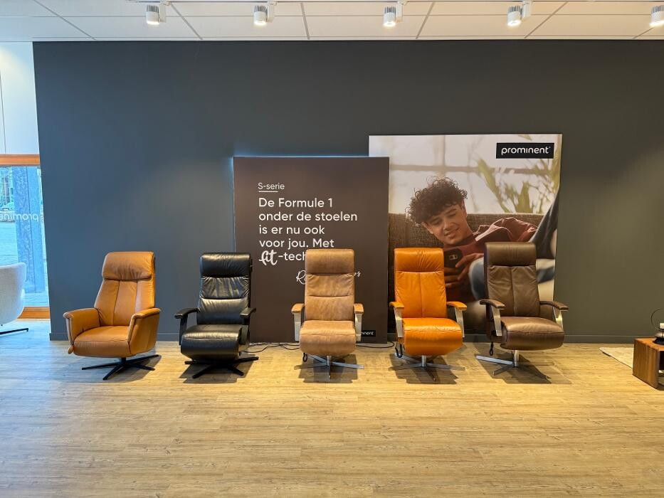 Foto's Meubelwinkel Prominent Roden | Relaxstoelen | Sta-op stoelen | Banken