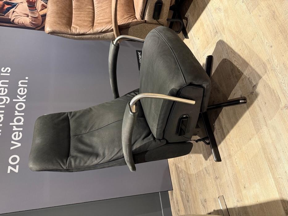 Foto's Meubelwinkel Prominent Roden | Relaxstoelen | Sta-op stoelen | Banken