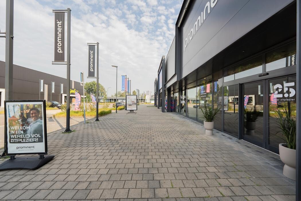 Foto's Meubelwinkel Prominent Waalwijk | Relaxstoelen | Sta-op stoelen | Banken