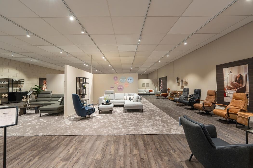 Foto's Meubelwinkel Prominent Waalwijk | Relaxstoelen | Sta-op stoelen | Banken