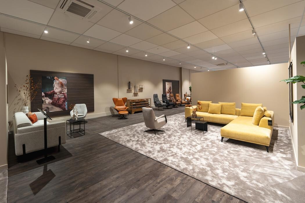Foto's Meubelwinkel Prominent Waalwijk | Relaxstoelen | Sta-op stoelen | Banken