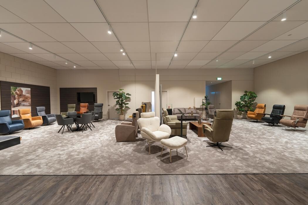 Foto's Meubelwinkel Prominent Waalwijk | Relaxstoelen | Sta-op stoelen | Banken