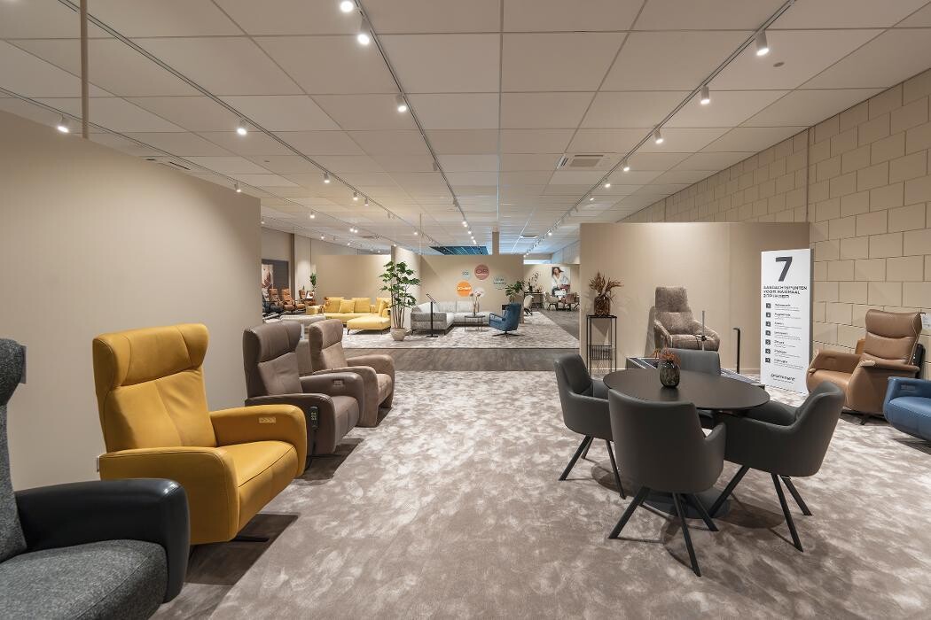 Foto's Meubelwinkel Prominent Waalwijk | Relaxstoelen | Sta-op stoelen | Banken