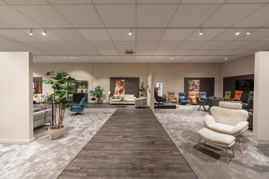 Foto's Meubelwinkel Prominent Waalwijk | Relaxstoelen | Sta-op stoelen | Banken