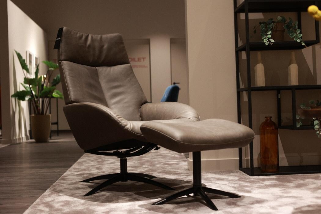 Foto's Meubelwinkel Prominent Zwolle | Relaxstoelen | Sta-op stoelen | Banken
