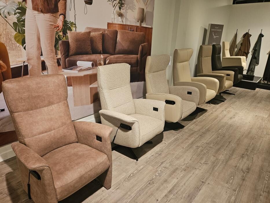 Foto's Prominent Den Haag - 1e verdieping Megastore | Sta-op stoelen | Banken | Fauteuils