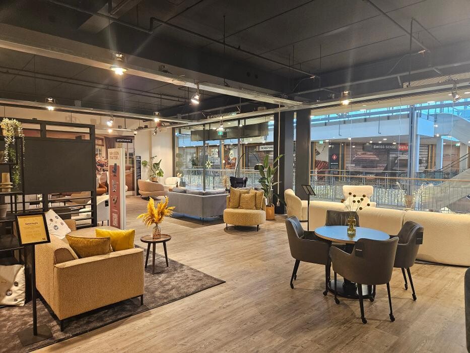 Foto's Prominent Den Haag - 1e verdieping Megastore | Sta-op stoelen | Banken | Fauteuils