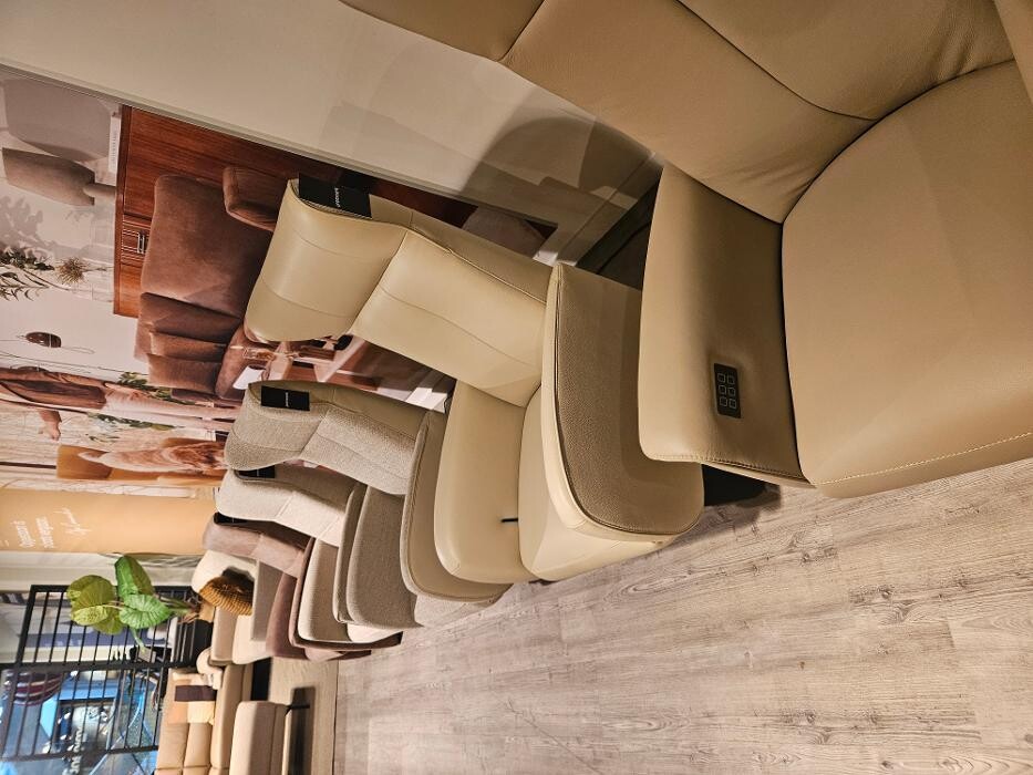 Foto's Prominent Den Haag - 1e verdieping Megastore | Sta-op stoelen | Banken | Fauteuils