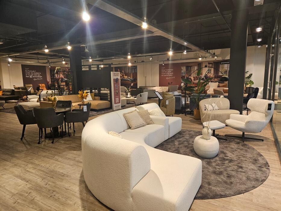 Foto's Prominent Den Haag - 1e verdieping Megastore | Sta-op stoelen | Banken | Fauteuils