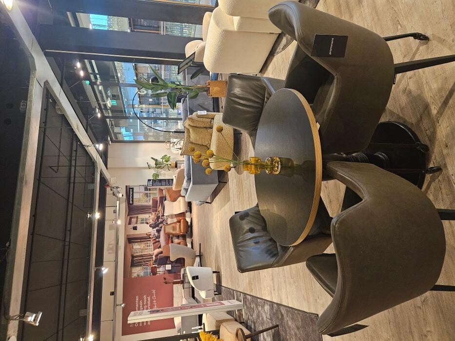 Foto's Prominent Den Haag - 1e verdieping Megastore | Sta-op stoelen | Banken | Fauteuils