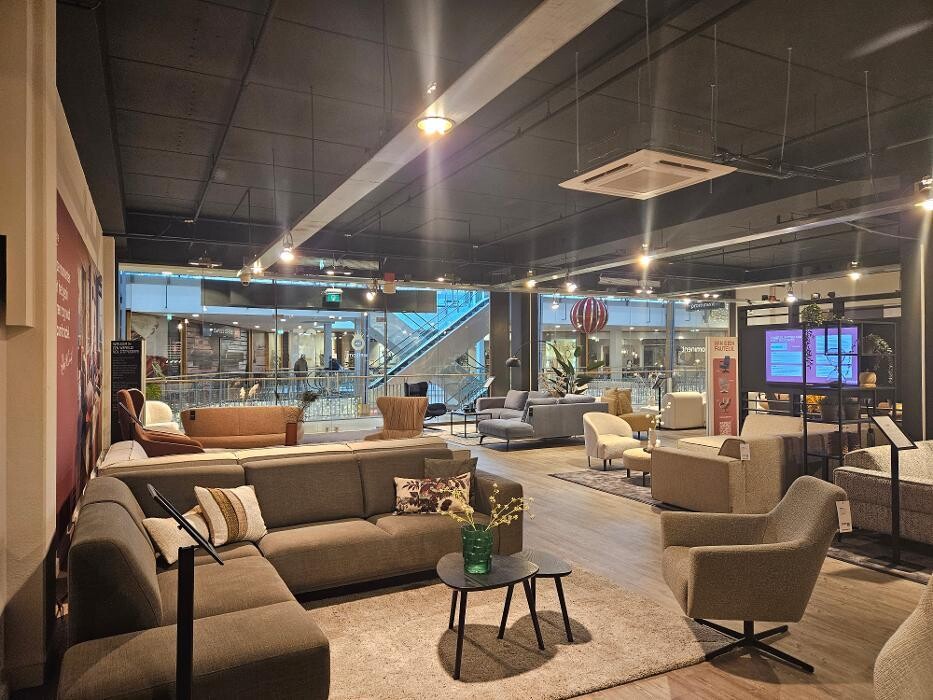 Foto's Prominent Den Haag - 1e verdieping Megastore | Sta-op stoelen | Banken | Fauteuils