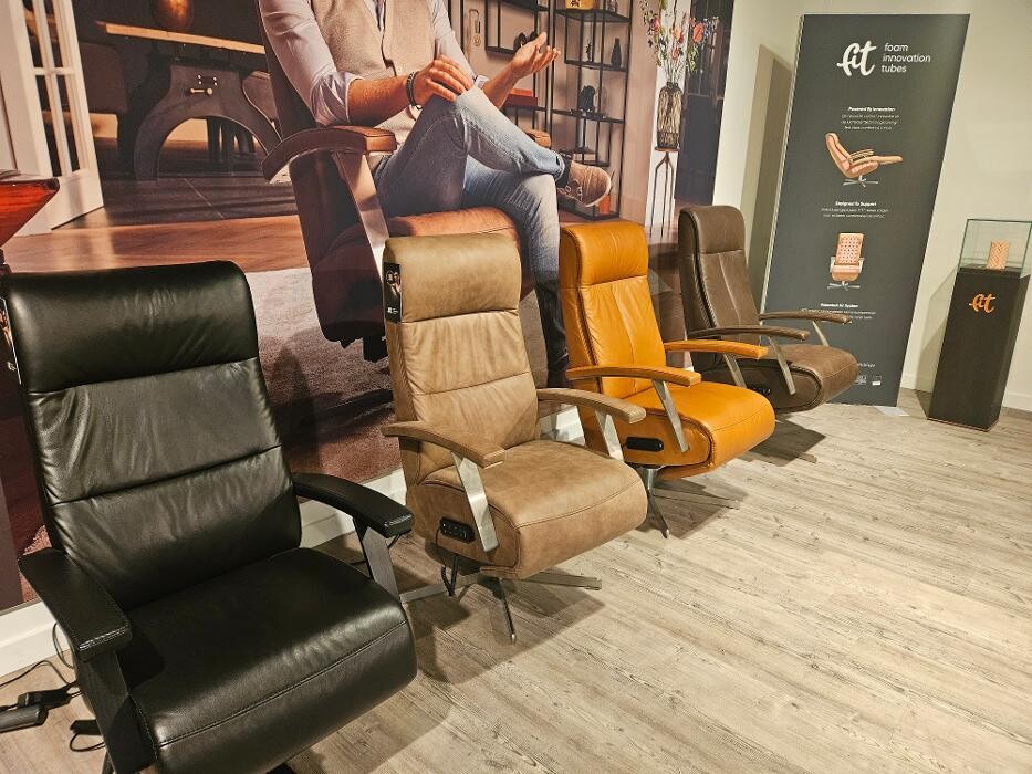 Foto's Prominent Den Haag - 1e verdieping Megastore | Sta-op stoelen | Banken | Fauteuils
