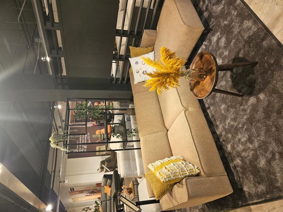 Foto's Prominent Den Haag - 1e verdieping Megastore | Sta-op stoelen | Banken | Fauteuils